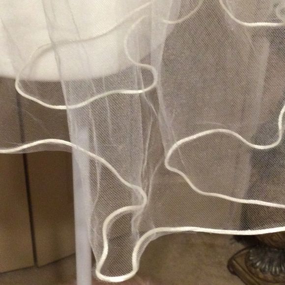 David’s bridal 4 layer white wedding veil. Like new 2 combs to keep it secure. - Picture 3 of 9